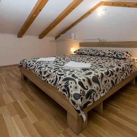 Holiday Home Olga With Pool &Pet Friendly Pula Eksteriør billede