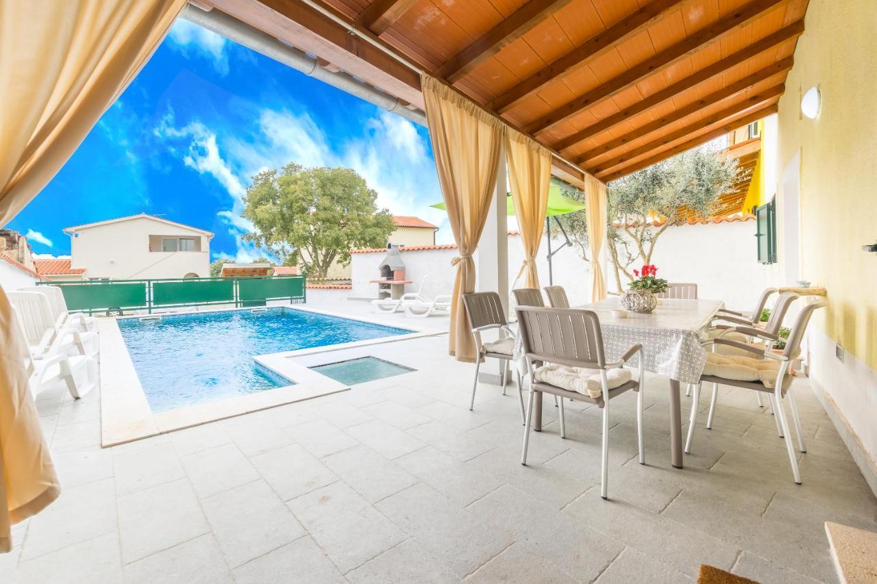 Holiday Home Olga With Pool &Pet Friendly Pula Eksteriør billede