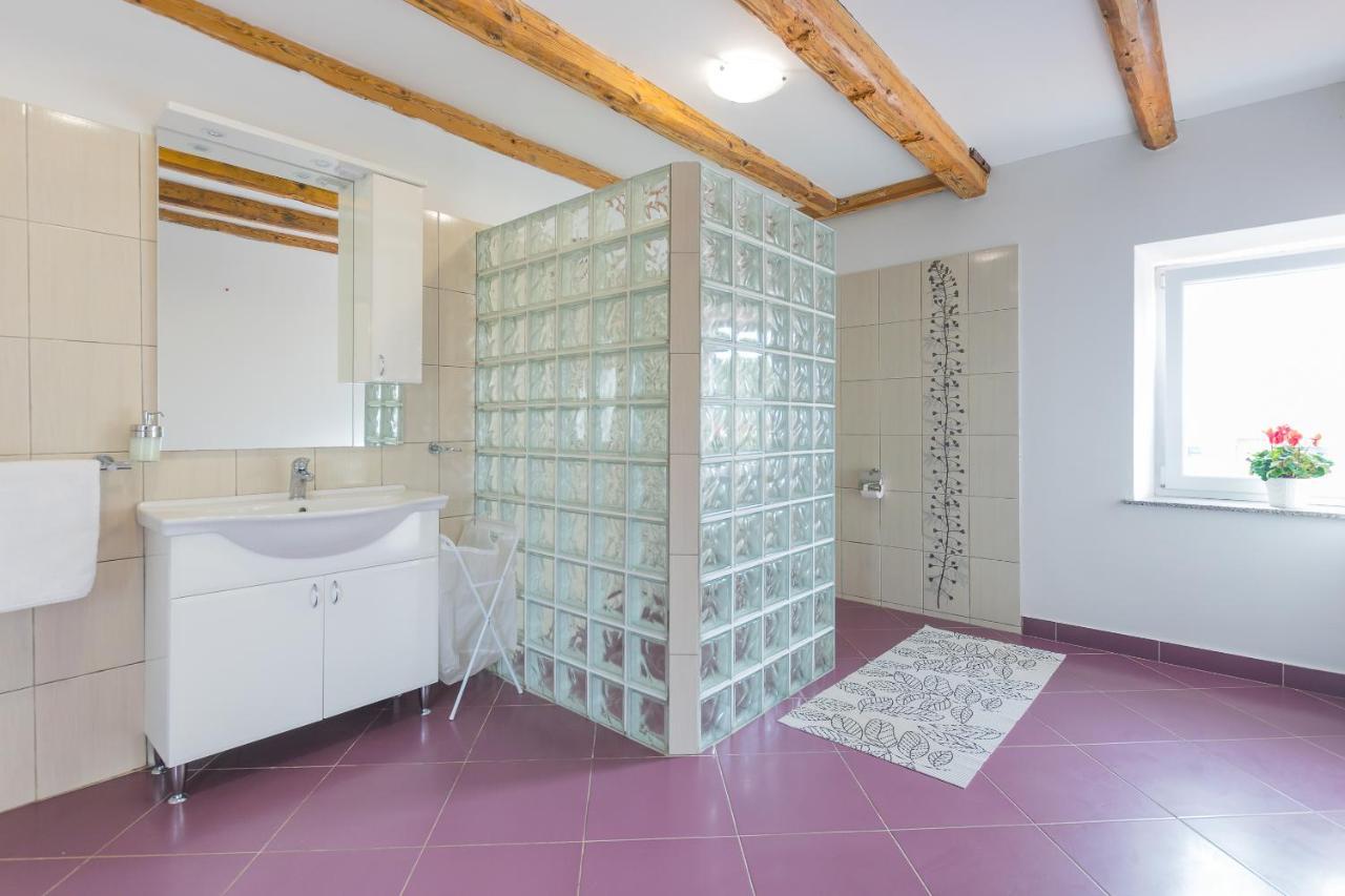 Holiday Home Olga With Pool &Pet Friendly Pula Eksteriør billede