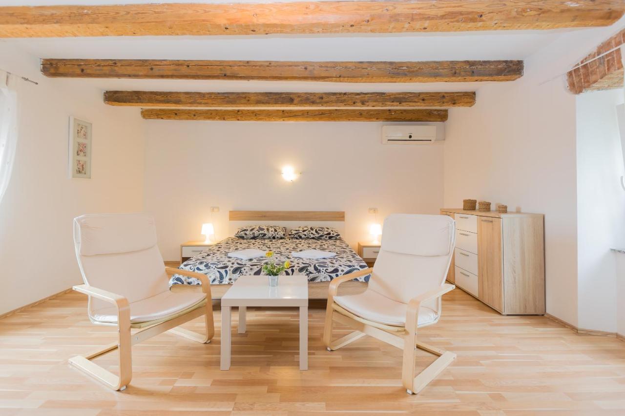 Holiday Home Olga With Pool &Pet Friendly Pula Eksteriør billede