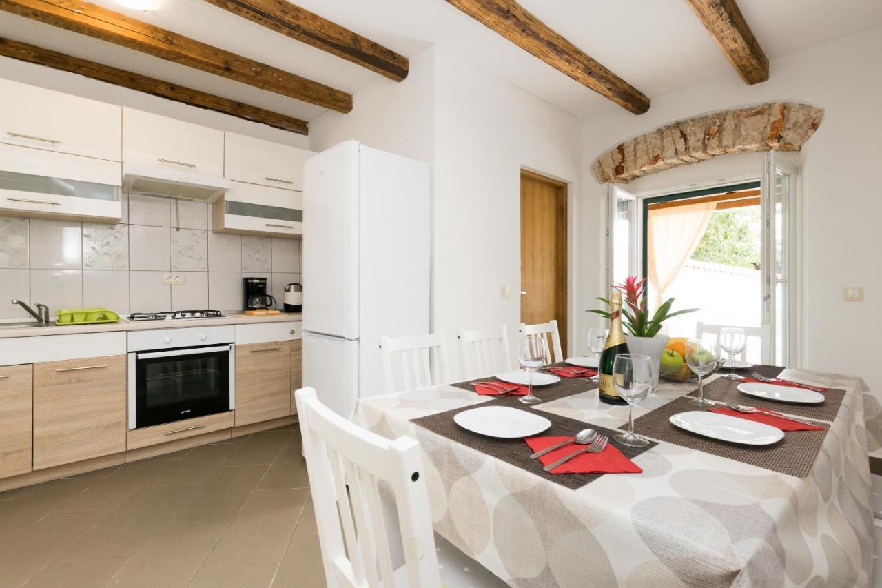 Holiday Home Olga With Pool &Pet Friendly Pula Eksteriør billede